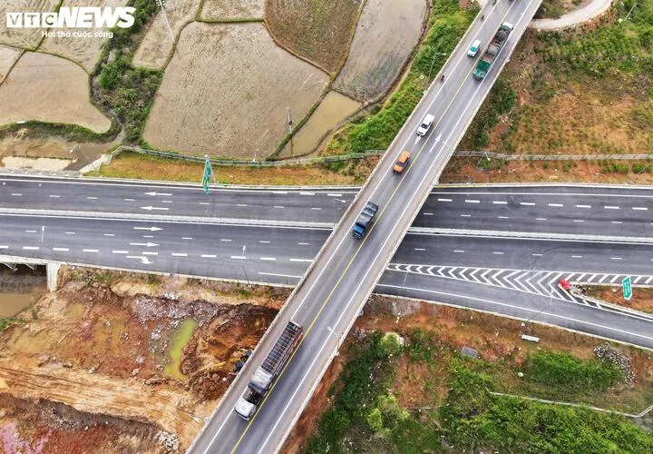 Cận cảnh hơn 200km cao tốc Quảng Ngãi đến Đắk Lắk hoàn thành vẫn 'nằm chờ'- Ảnh 4.