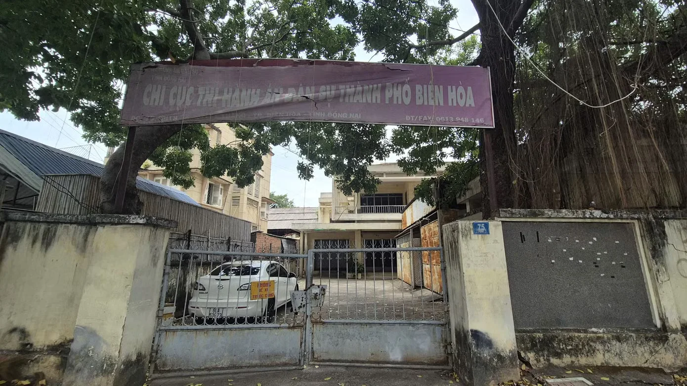 Cận cảnh nhiều trụ sở bỏ hoang, cỏ mọc um tùm... ở Đồng Nai- Ảnh 9.