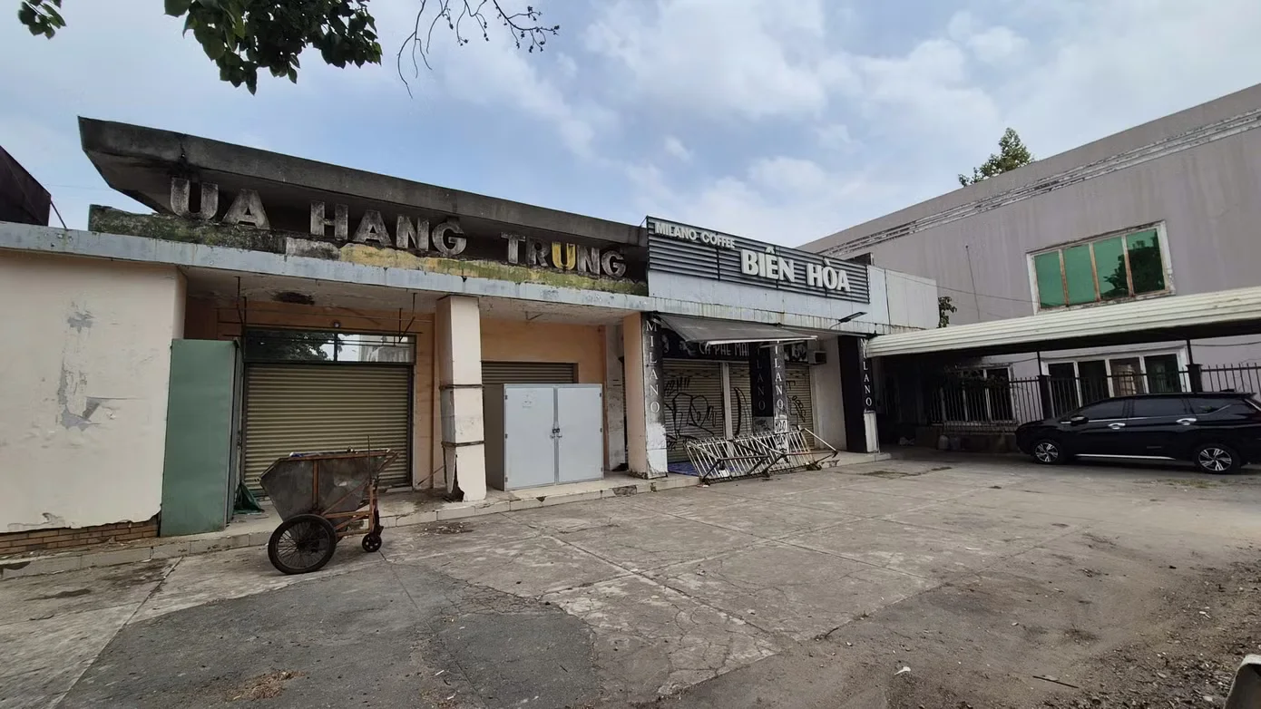 Cận cảnh nhiều trụ sở bỏ hoang, cỏ mọc um tùm... ở Đồng Nai- Ảnh 21.