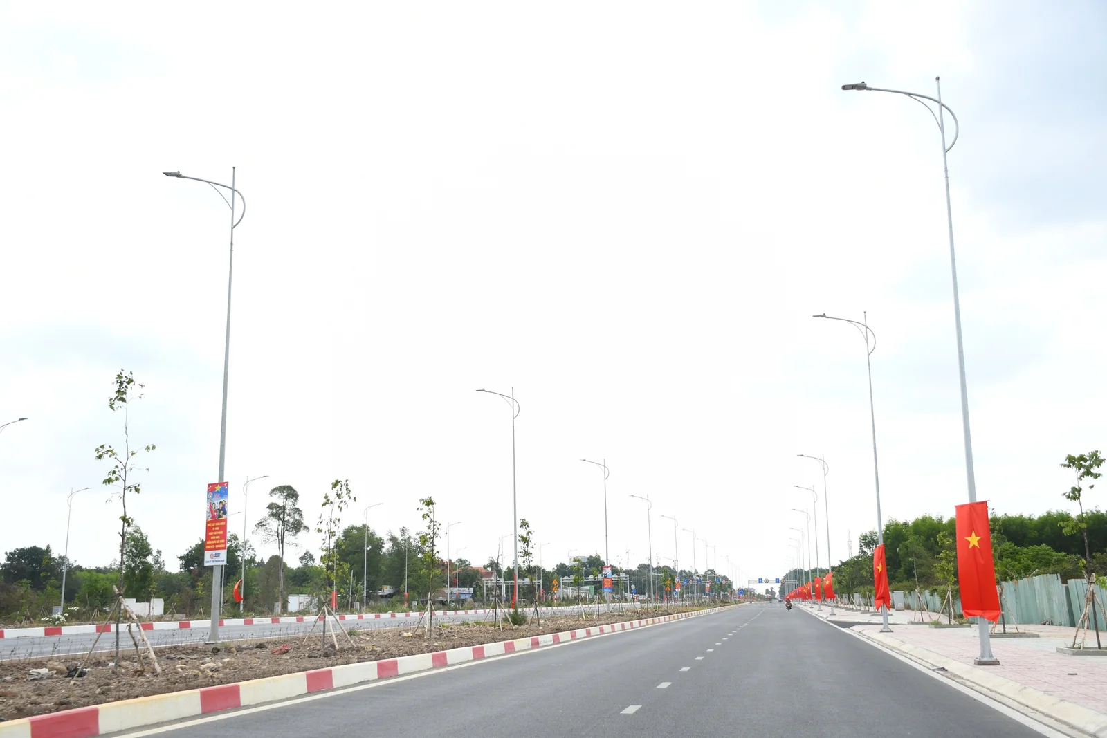 Cận cảnh đường 10 làn xe kết nối sân bay Long Thành với TPHCM - Ảnh 5.
