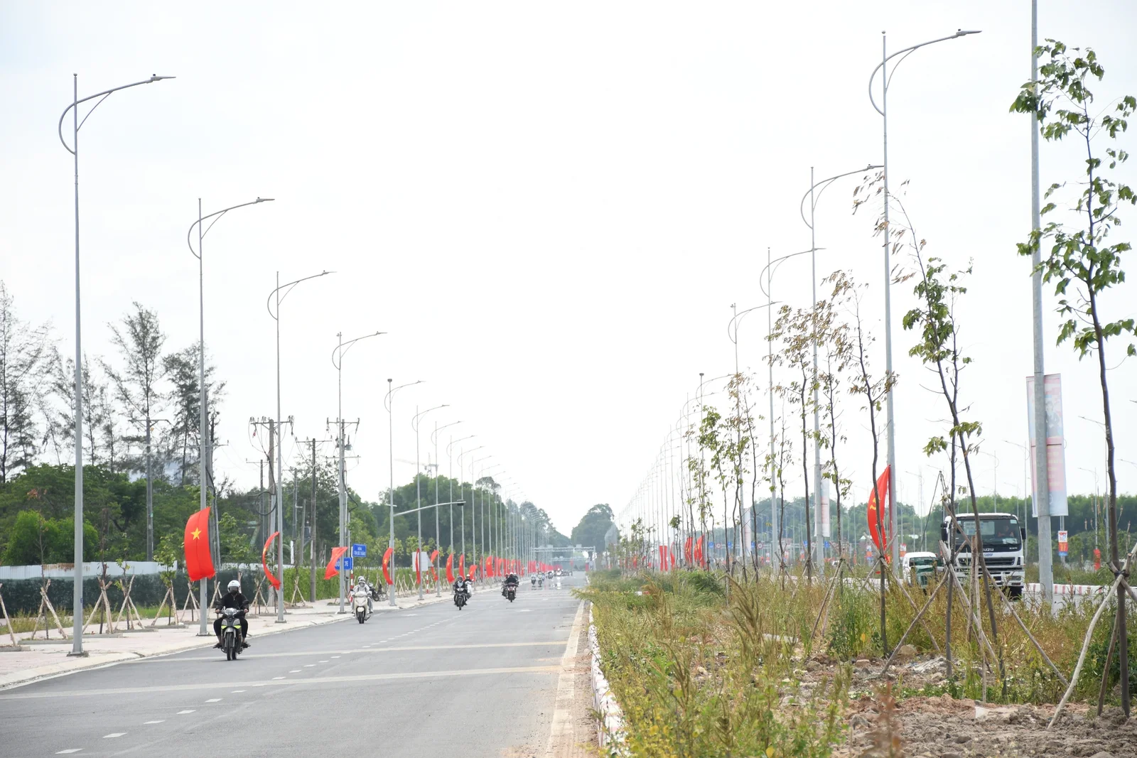 Cận cảnh đường 10 làn xe kết nối sân bay Long Thành với TPHCM - Ảnh 14.