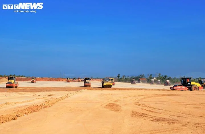 Gác nghỉ lễ, công nhân ngày đêm bám công trường sân bay Phù Cát- Ảnh 2.