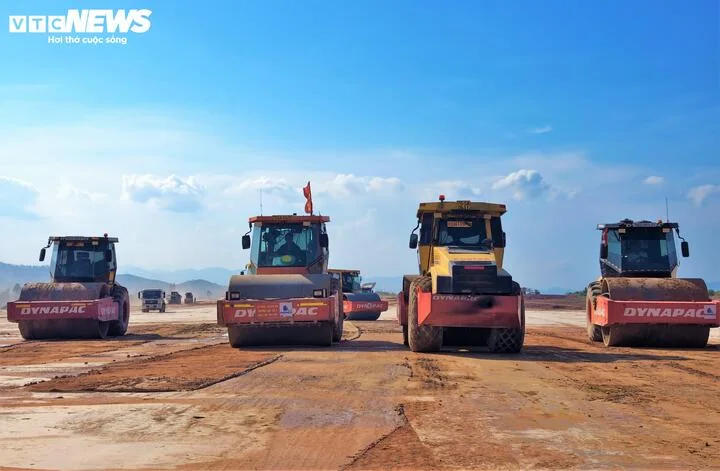 Gác nghỉ lễ, công nhân ngày đêm bám công trường sân bay Phù Cát- Ảnh 3.