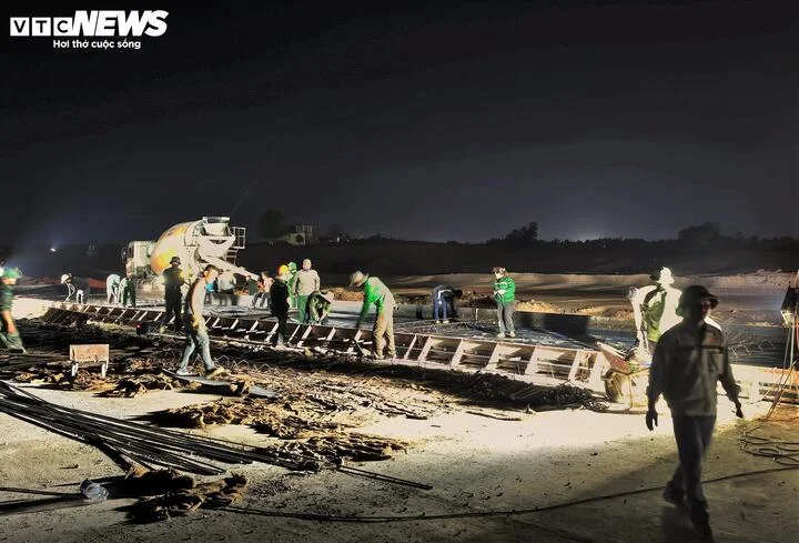Gác nghỉ lễ, công nhân ngày đêm bám công trường sân bay Phù Cát- Ảnh 7.