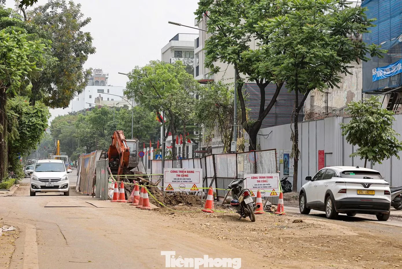 Khổ sở vượt 'đại công trường' chống ngập Hà Nội- Ảnh 6.