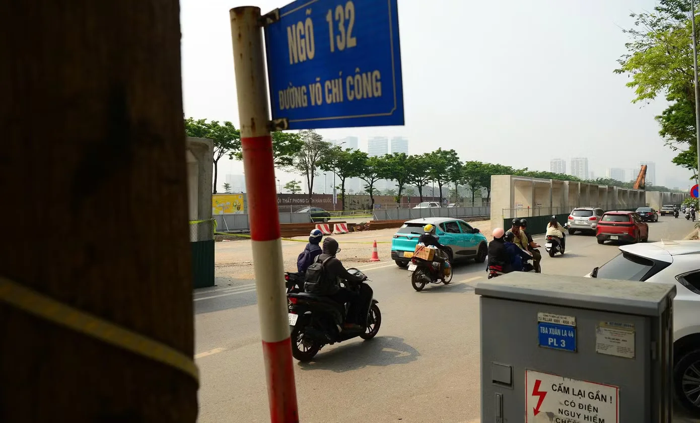 Khổ sở vượt 'đại công trường' chống ngập Hà Nội- Ảnh 7.