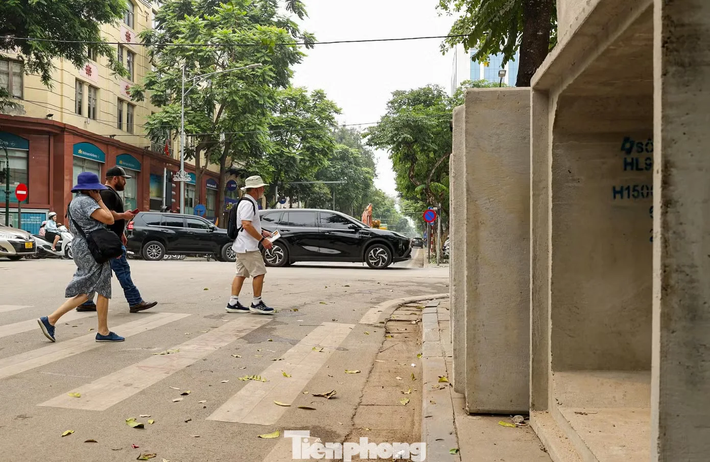 Khổ sở vượt 'đại công trường' chống ngập Hà Nội- Ảnh 8.