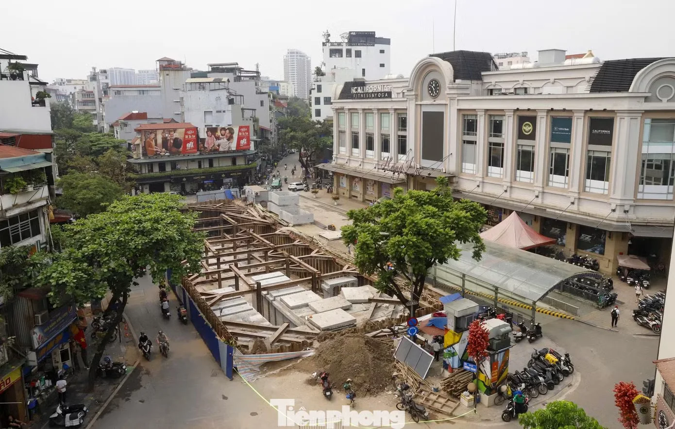 Khổ sở vượt 'đại công trường' chống ngập Hà Nội- Ảnh 9.