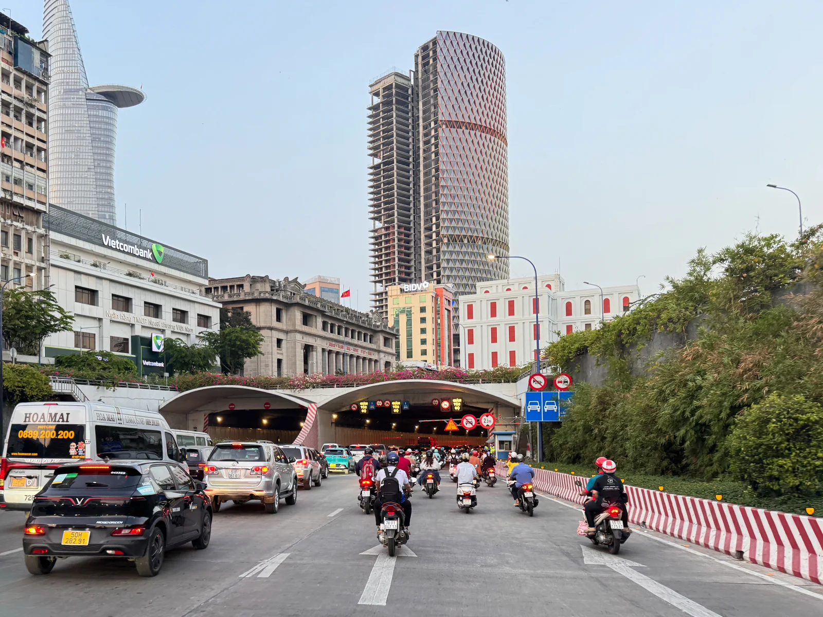 Toàn cảnh khối bê tông nặng hơn 100.000 tấn xuyên qua lòng sông, mỗi ngày ‘gánh’ hơn 300.000 ô tô, xe máy ở TP.HCM - Ảnh 10.