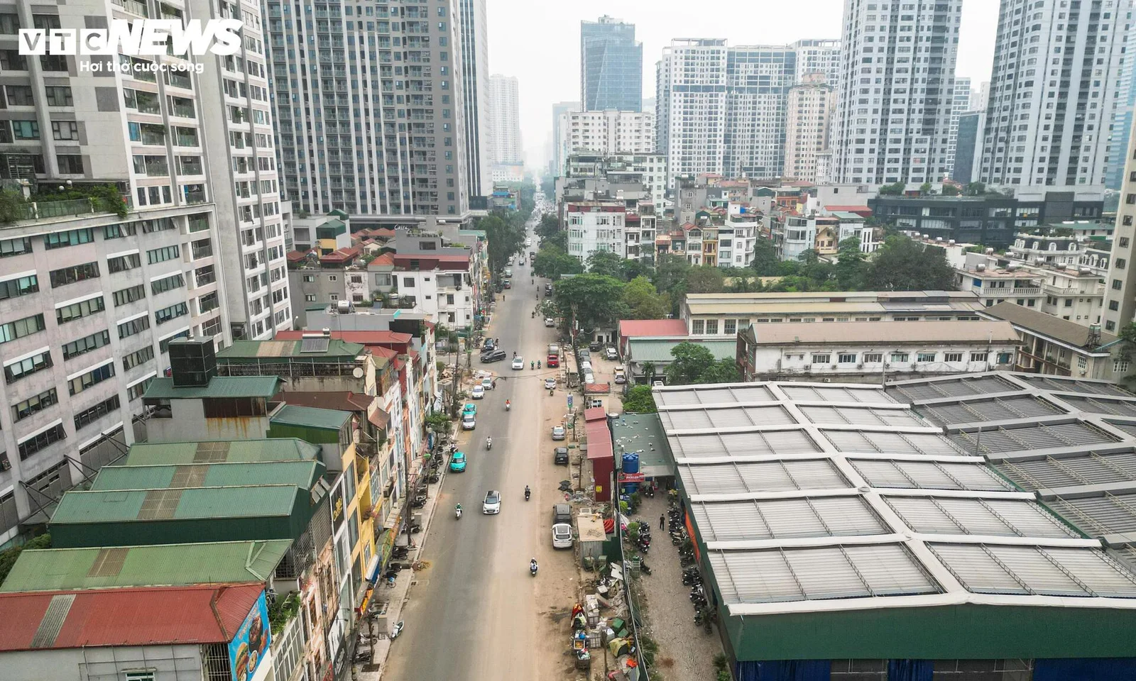 Người Hà Nội dò dẫm tìm lối đi qua công trường mở rộng đường gần 400 tỷ