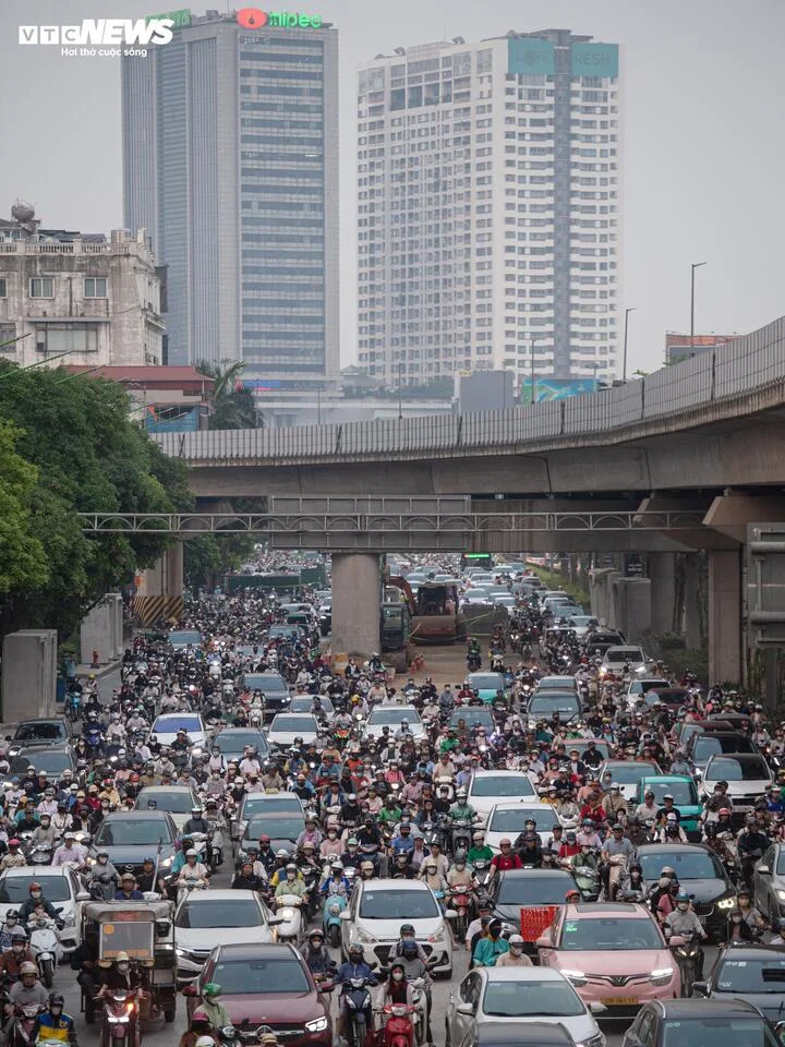 Phố trung tâm Hà Nội bị đào xới: Hệ quả của việc hạ tầng 'chạy sau' phát triển đô thị- Ảnh 2.