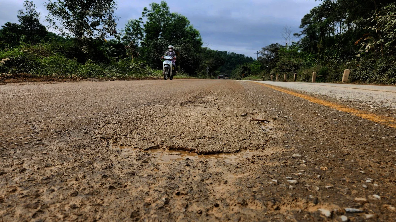Quốc lộ 15 xuống cấp, chi chít ổ gà, ổ voi- Ảnh 5.