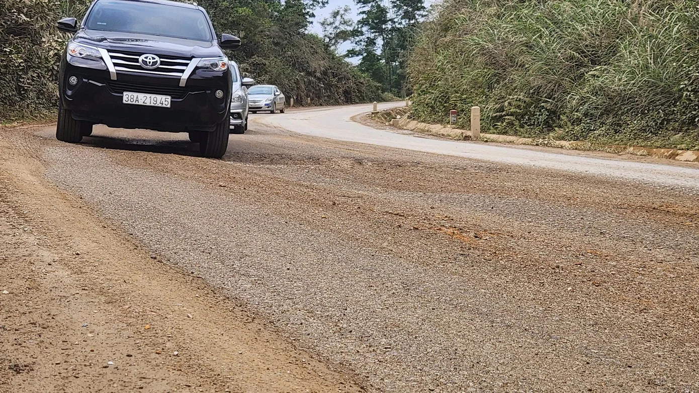 Quốc lộ 15 xuống cấp, chi chít ổ gà, ổ voi- Ảnh 8.