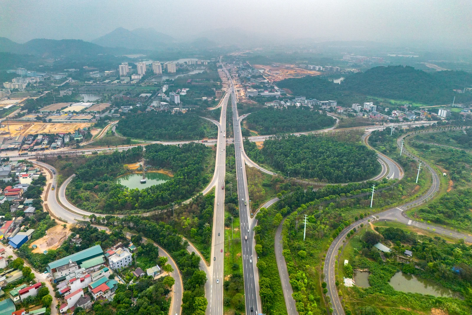 Toàn cảnh con đường rộng nhất Việt Nam, kết nối đại lộ dài nhất với đại học lớn nhất cả nước- Ảnh 2. Toàn cảnh con đường rộng nhất Việt Nam, kết nối đại lộ dài nhất với đại học lớn nhất cả nước- Ảnh 2.
