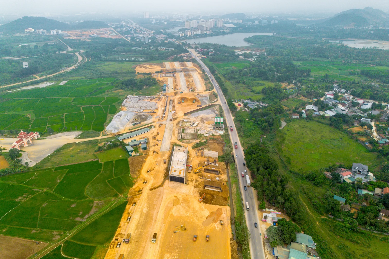 Toàn cảnh con đường rộng nhất Việt Nam, kết nối đại lộ dài nhất với đại học lớn nhất cả nước- Ảnh 3. Toàn cảnh con đường rộng nhất Việt Nam, kết nối đại lộ dài nhất với đại học lớn nhất cả nước- Ảnh 3.