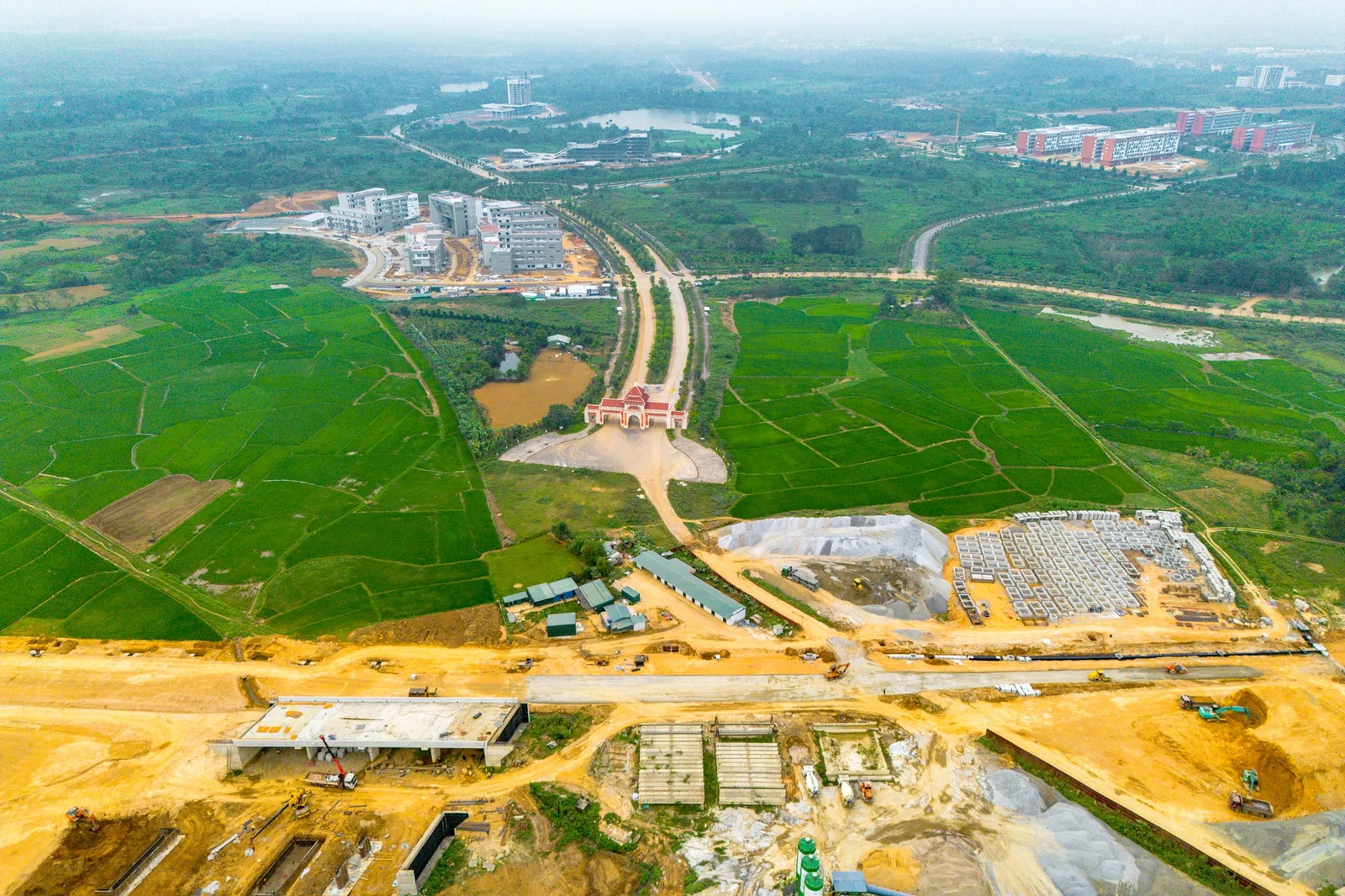 Toàn cảnh con đường rộng nhất Việt Nam, kết nối đại lộ dài nhất với đại học lớn nhất cả nước- Ảnh 5. Toàn cảnh con đường rộng nhất Việt Nam, kết nối đại lộ dài nhất với đại học lớn nhất cả nước- Ảnh 5.