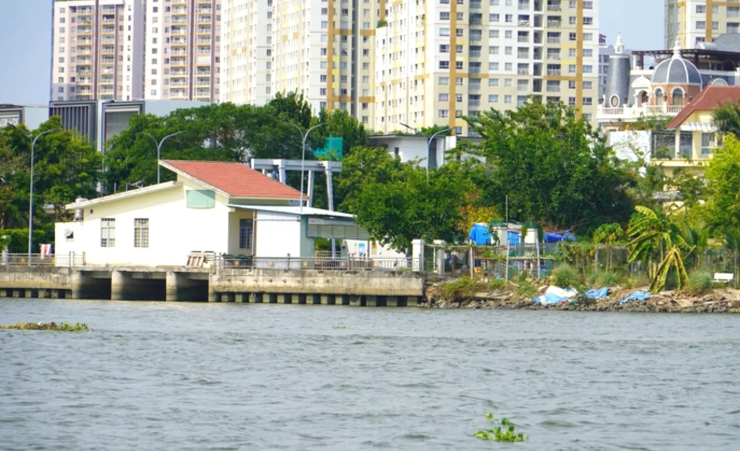 TPHCM: 99 công trình xây dựng lấn chiếm sông, kênh rạch